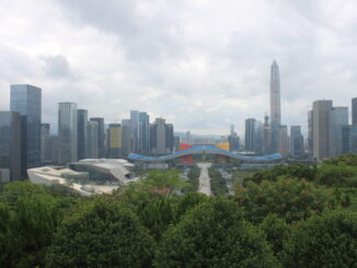 Panorama da skyline de Shenzhen, mostrando os arranha-céus modernos e o desenvolvimento urbano da cidade na China.