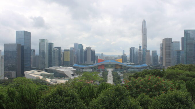 Panorama da skyline de Shenzhen, mostrando os arranha-céus modernos e o desenvolvimento urbano da cidade na China.