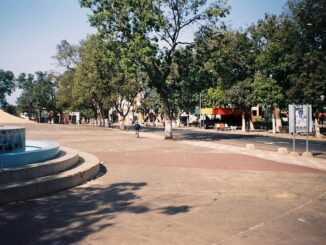 Vista panorâmica do centro da cidade de Thiès, Senegal, mostrando ruas e edifícios urbanos.