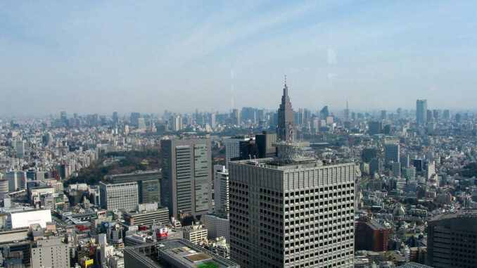 Skyline de Tóquio com prédios altos e ruas iluminadas, simbolizando o centro econômico e financeiro do Japão.