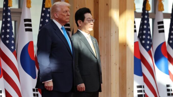 Submarino nuclear sul-coreano em doca de construção, simbolizando a aprovação dos EUA para o programa nuclear de Seul no acordo comercial finalizado.