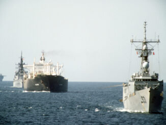 Navios da Marinha dos EUA escoltam o petroleiro Gas King no Golfo Pérsico durante operação de segurança marítima.