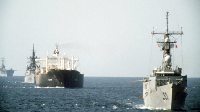 Navios da Marinha dos EUA escoltam o petroleiro Gas King no Golfo Pérsico durante operação de segurança marítima.