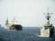 Navios da Marinha dos EUA escoltam o petroleiro Gas King no Golfo Pérsico durante operação de segurança marítima.