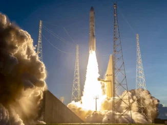 Foguete Ariane 6 durante o lançamento do satélite europeu Sentinel-1D a partir da Guiana Francesa, em missão da Agência Espacial Europeia.