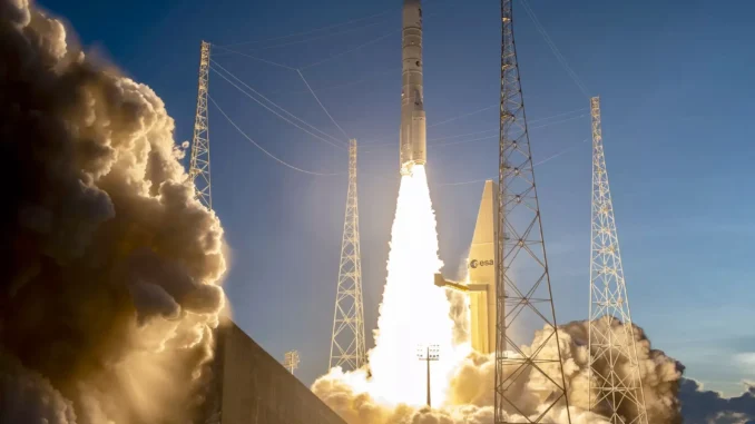 Foguete Ariane 6 durante o lançamento do satélite europeu Sentinel-1D a partir da Guiana Francesa, em missão da Agência Espacial Europeia.