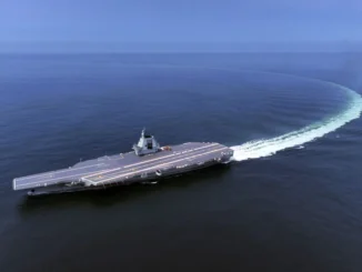 Porta-aviões chinês Fujian durante cerimônia de comissionamento em Hainan