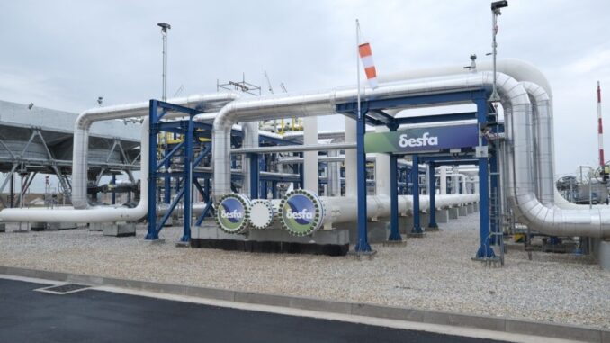 Estação de compressão de gás pronta para hidrogênio inaugurada na Grécia, destacando o papel do país como hub energético europeu.
