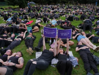 Mulheres deitadas em protesto em Joanesburgo contra violência de gênero, África do Sul, antes da Cúpula do G20.