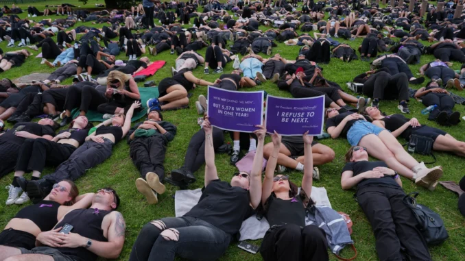 Mulheres deitadas em protesto em Joanesburgo contra violência de gênero, África do Sul, antes da Cúpula do G20.