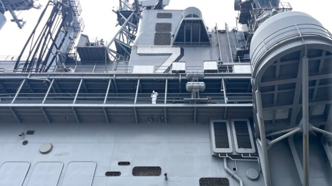 Navio USS Iwo Jima deixa Norfolk em direção ao Caribe e à América do Sul para operações do Comando Sul dos EUA.