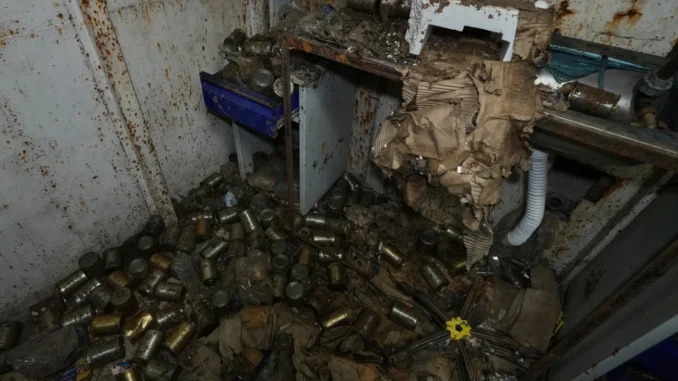 Soldado do Exército Libanês patrulha posto militar perto da fronteira com Israel, em região do sul do Líbano, 2025.