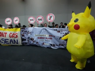 Ativista vestido de Pikachu protesta contra o financiamento japonês de projetos de carvão e gás durante a COP30 em Belém, Brasil.