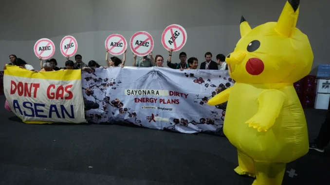 Ativista vestido de Pikachu protesta contra o financiamento japonês de projetos de carvão e gás durante a COP30 em Belém, Brasil.