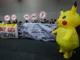 Ativista vestido de Pikachu protesta contra o financiamento japonês de projetos de carvão e gás durante a COP30 em Belém, Brasil.