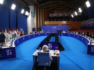 Vista interna do Parlamento Europeu durante sessão plenária