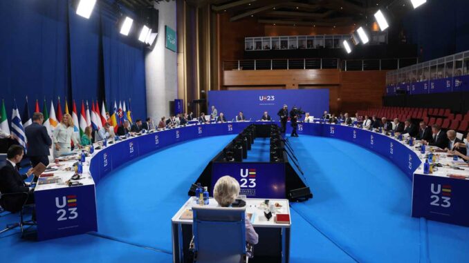 Vista interna do Parlamento Europeu durante sessão plenária