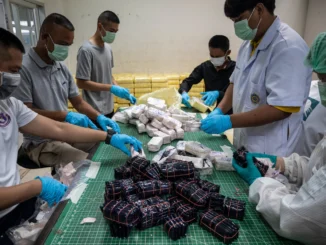 Caminhões transportando produtos químicos da China para a fronteira com Myanmar