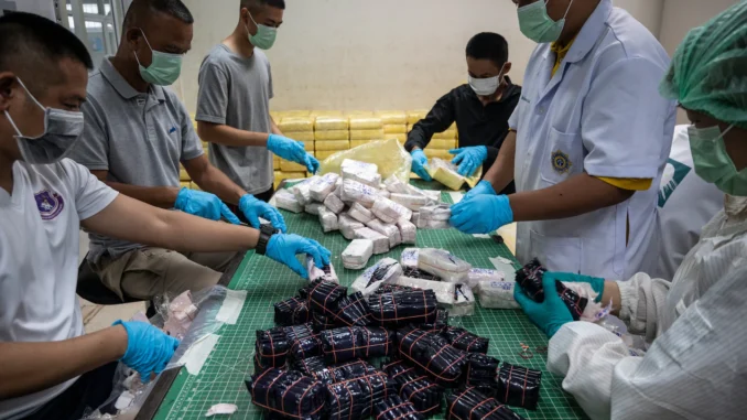 Caminhões transportando produtos químicos da China para a fronteira com Myanmar