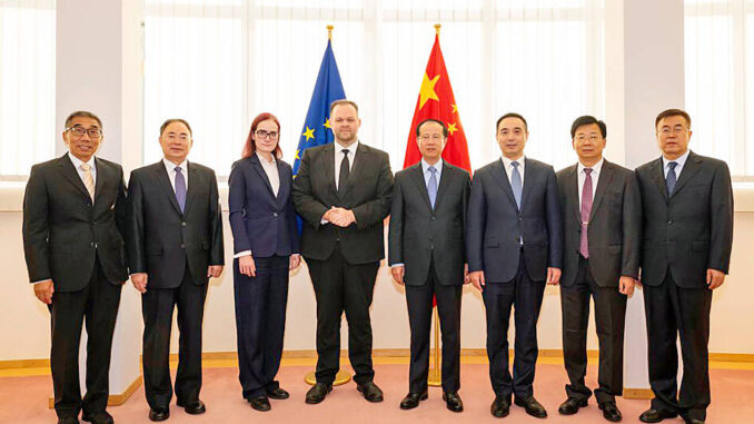 União Europeia apela à paz e estabilidade no Estreito de Taiwan diante das tensões entre Taipei e Pequim.