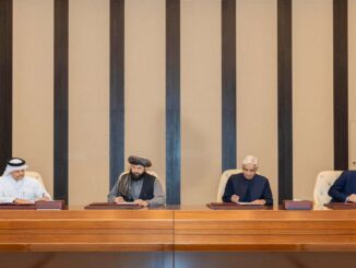 Representantes do Paquistão e Afeganistão durante assinatura de acordo em mesa de negociações