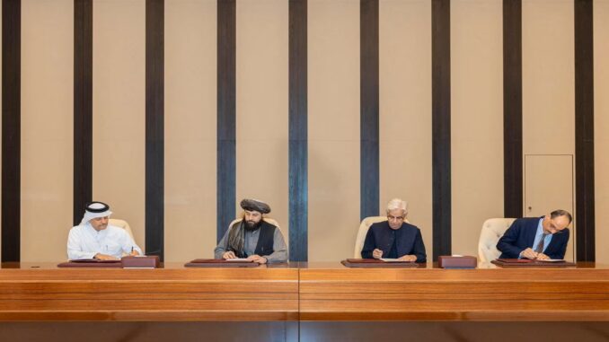 Representantes do Paquistão e Afeganistão durante assinatura de acordo em mesa de negociações