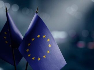 Bandeiras da União Europeia lado a lado, simbolizando o bloco em meio aos desafios políticos e econômicos atuais.