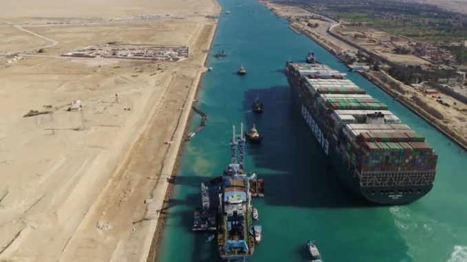 Navios de carga atravessando o Canal de Suez durante aumento no tráfego marítimo internacional