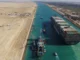 Navios de carga atravessando o Canal de Suez durante aumento no tráfego marítimo internacional