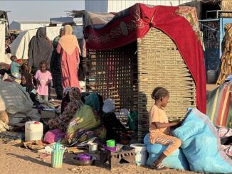 Pessoas deslocadas buscam abrigo em North Kordofan, no centro do Sudão, após novos combates entre forças rivais.