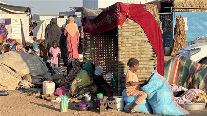 Pessoas deslocadas buscam abrigo em North Kordofan, no centro do Sudão, após novos combates entre forças rivais.