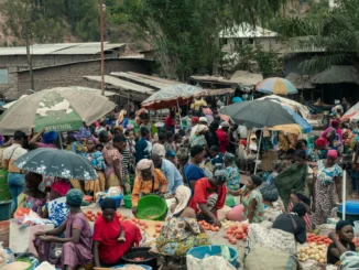 Vendedores e clientes em um mercado de Uvira, importante cidade fronteiriça no leste da RDC, enquanto rebeldes do M23 afirmam ter assumido o controle da região.