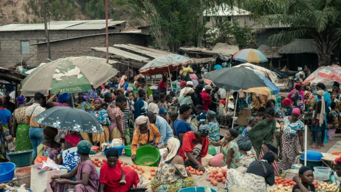 Vendedores e clientes em um mercado de Uvira, importante cidade fronteiriça no leste da RDC, enquanto rebeldes do M23 afirmam ter assumido o controle da região.