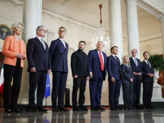 Donald Trump e Volodymyr Zelensky ao lado de líderes europeus e da OTAN na Casa Branca