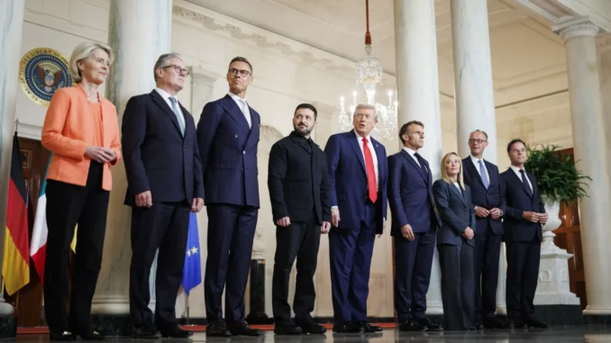 Donald Trump e Volodymyr Zelensky ao lado de líderes europeus e da OTAN na Casa Branca