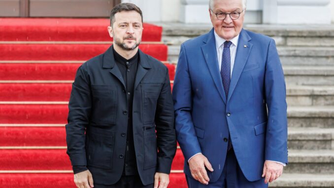 Presidente da Ucrânia, Volodymyr Zelensky, ao lado do presidente da Alemanha, Frank-Walter Steinmeier, durante encontro oficial em Berlim.