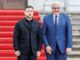 Presidente da Ucrânia, Volodymyr Zelensky, ao lado do presidente da Alemanha, Frank-Walter Steinmeier, durante encontro oficial em Berlim.