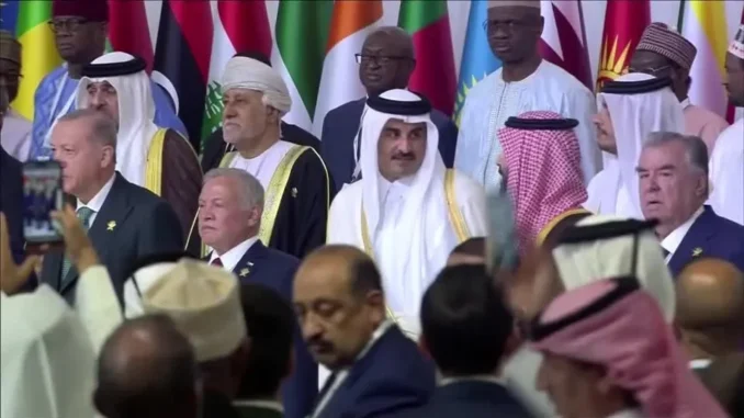 Líderes do Oriente Médio, incluindo representantes do Catar, participam de cúpula regional sobre o conflito Israel-Palestina.
