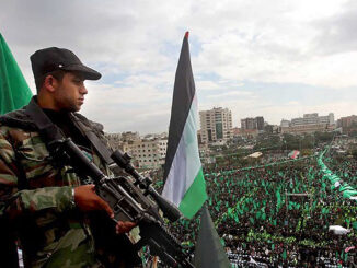 Integrante do Hamas observa celebração do 25º aniversário do grupo na Faixa de Gaza