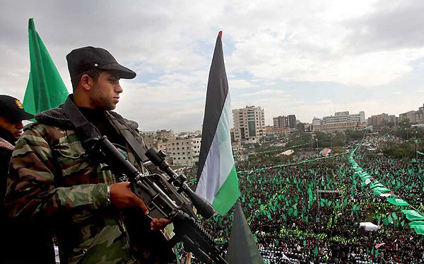 Integrante do Hamas observa celebração do 25º aniversário do grupo na Faixa de Gaza