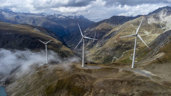 Aerogeradores no parque eólico SwissWinds, o mais alto da Europa, nos Alpes suíços.