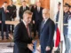 Andrej Babiš e o presidente da Chéquia em uma cerimônia oficial, com autoridades e guardas uniformizados ao fundo.