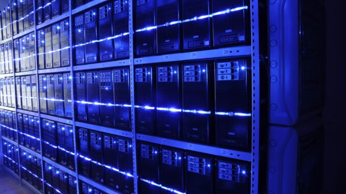 Interior de um data center da BalticServers com racks de servidores em operação