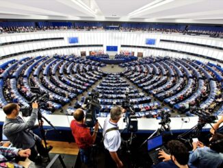 Plenário do Parlamento Europeu durante votação, com deputados reunidos no hemiciclo em sessão oficial.