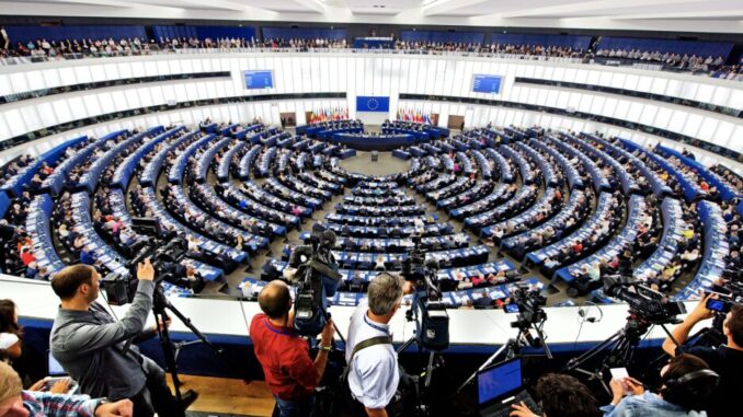 Plenário do Parlamento Europeu durante votação, com deputados reunidos no hemiciclo em sessão oficial.