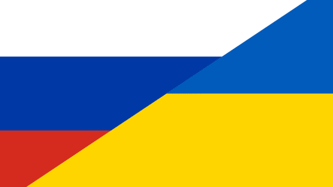 Bandeiras da Rússia e da Ucrânia lado a lado representando o conflito no Leste Europeu.