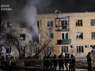 Ataque russo em Kiev em 29 de novembro de 2025, com serviços de emergência atuando entre prédios residenciais danificados e focos de incêndio após mísseis e drones atingirem infraestrutura de energia e áreas civis.