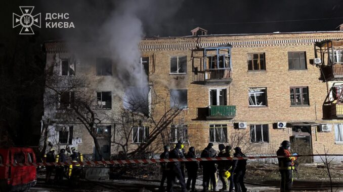 Ataque russo em Kiev em 29 de novembro de 2025, com serviços de emergência atuando entre prédios residenciais danificados e focos de incêndio após mísseis e drones atingirem infraestrutura de energia e áreas civis.