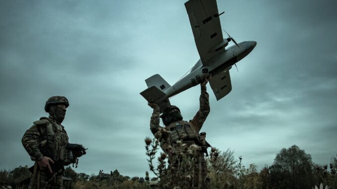 Soldados ucranianos preparando o lançamento de um drone tático durante operações no campo, no Dia do Exército.
