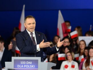 Presidente da Polônia discursa em evento oficial, falando sobre a guerra na Ucrânia e as relações com a Hungria.
